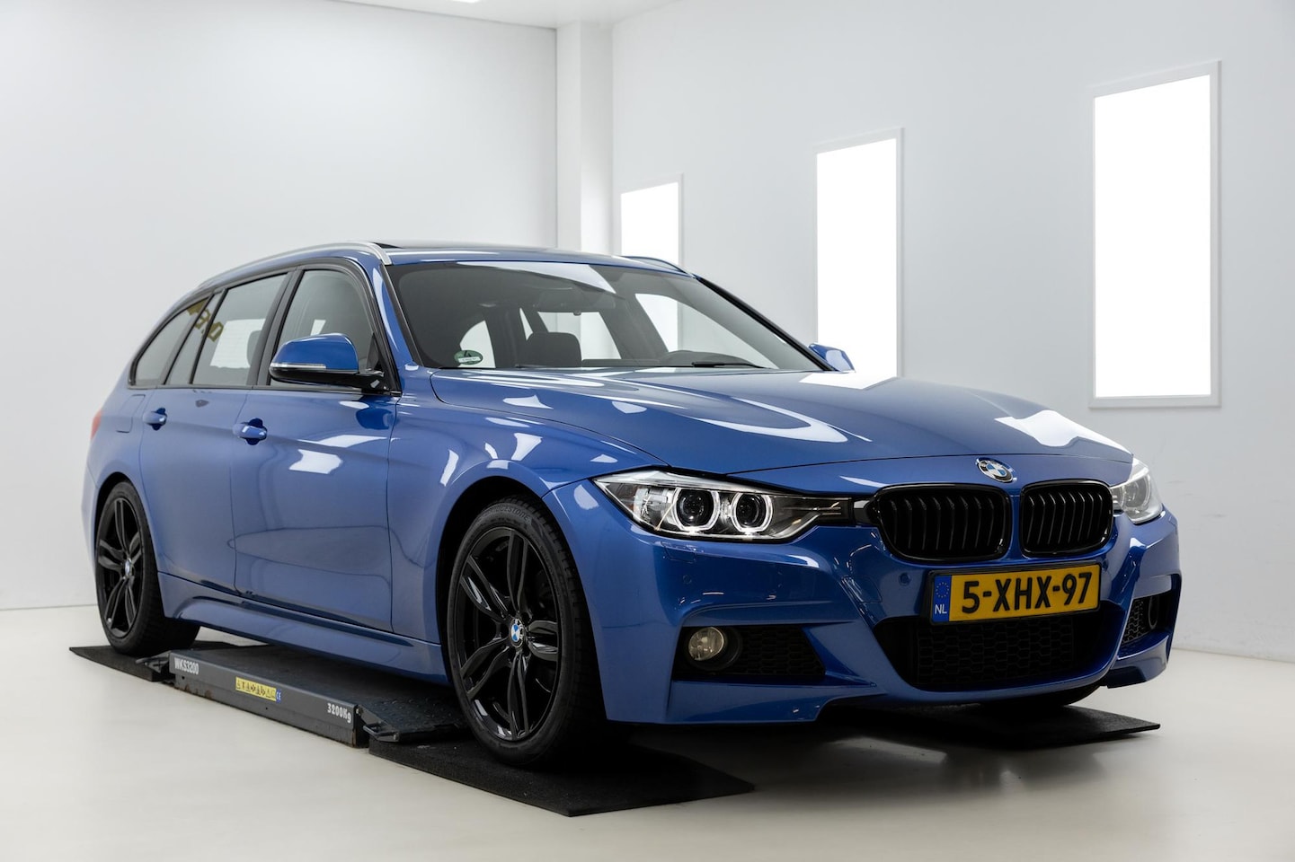 BMW 3-serie Touring - 320i Executive Touring Aut M- Sport, Estoril Blauw! - AutoWereld.nl