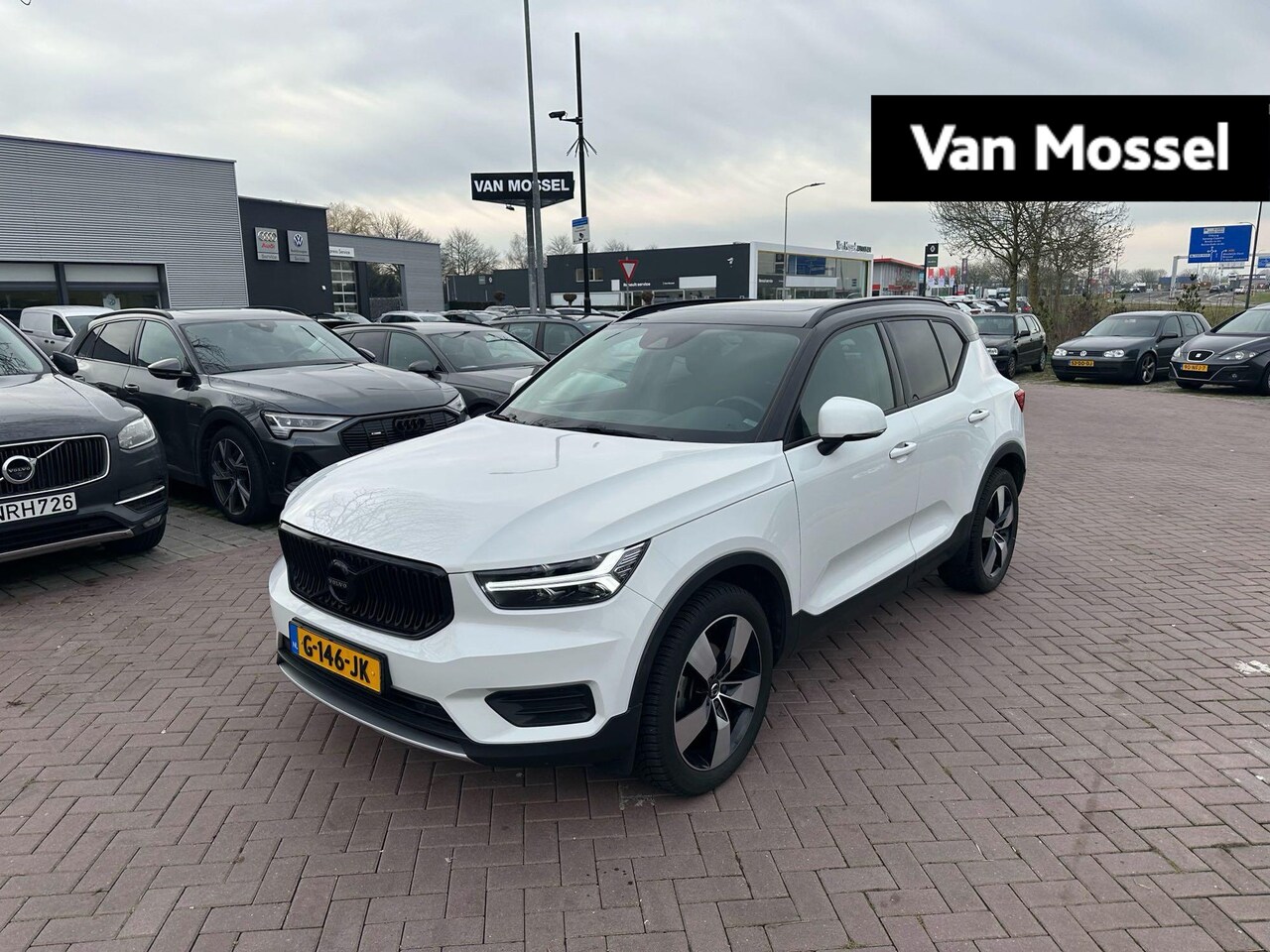 Volvo XC40 - 1.5 T3 Momentum Pro 163 PK | Automaat | Elektrisch Panoramadak | Elektrische Stoelen met g - AutoWereld.nl