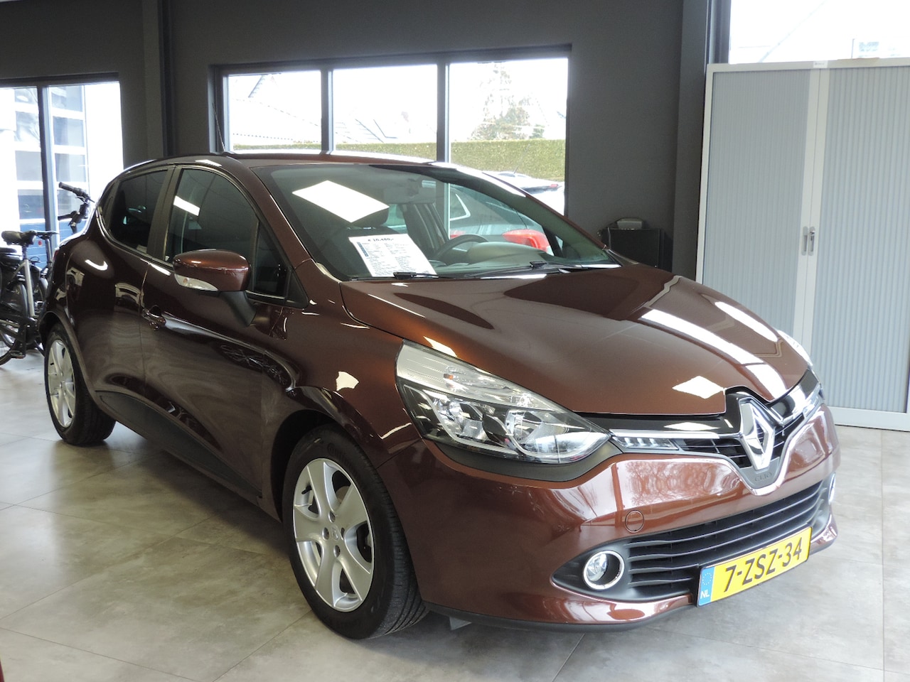Renault Clio - 1.2 Expression - PDC | Airco | Nav | Afn. trekhaak - AutoWereld.nl