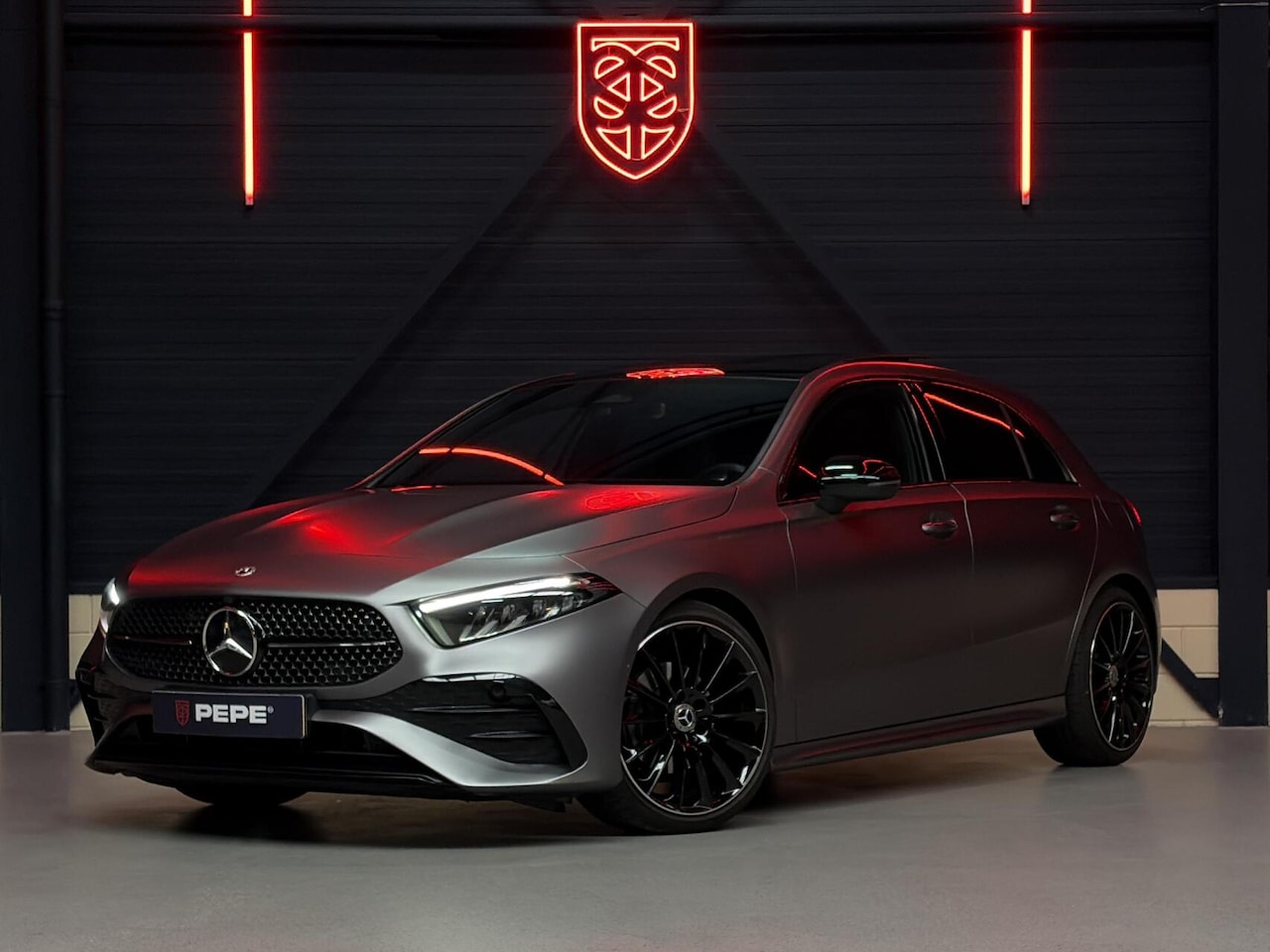 Mercedes-Benz A-klasse - 180 AMG Line |PANO|MATKLEUR|AMBILIGHT|19" - AutoWereld.nl