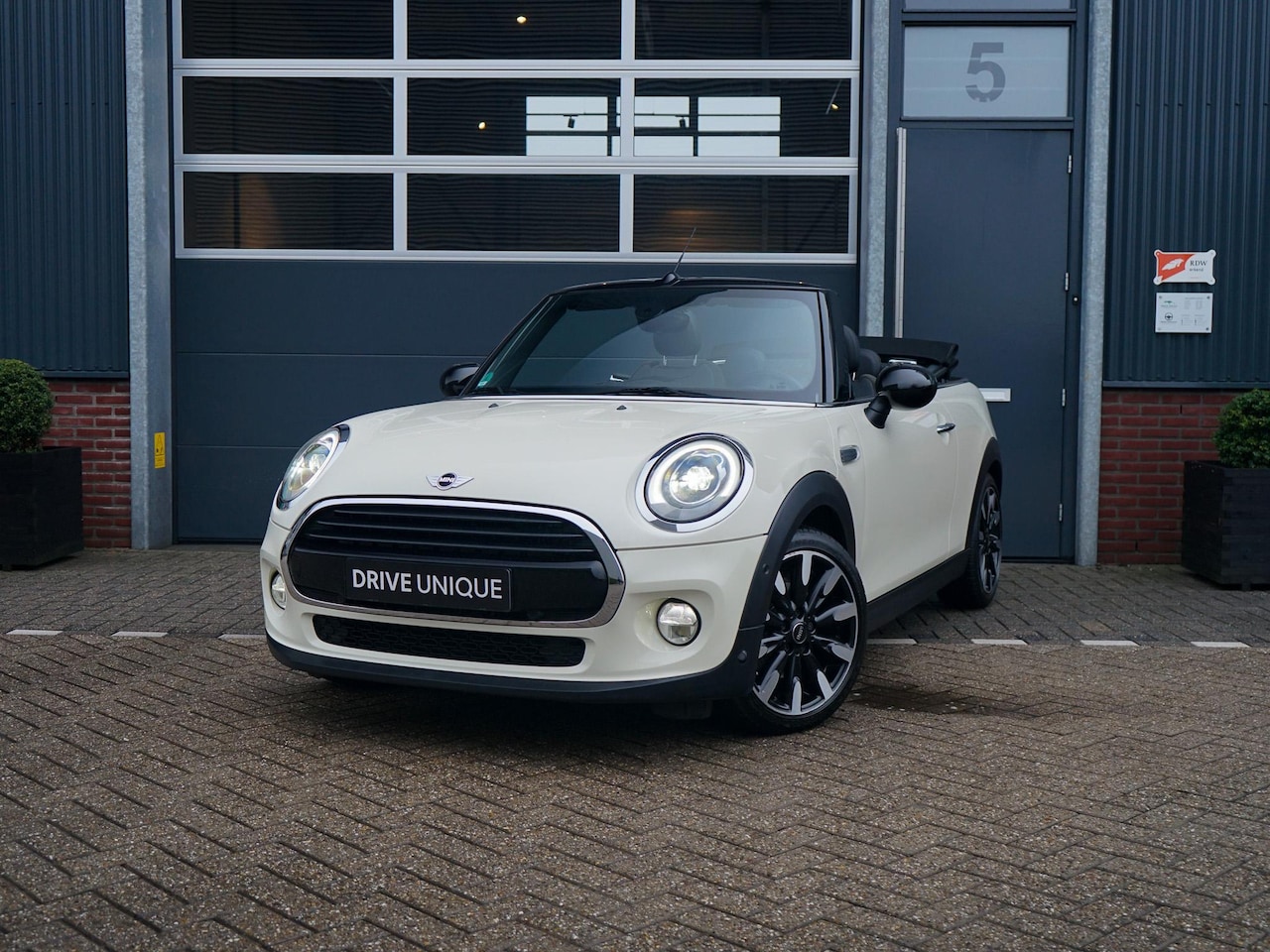 MINI Cabrio - 1.5 Cooper Serious Business 1.5 Cooper Serious Business - AutoWereld.nl