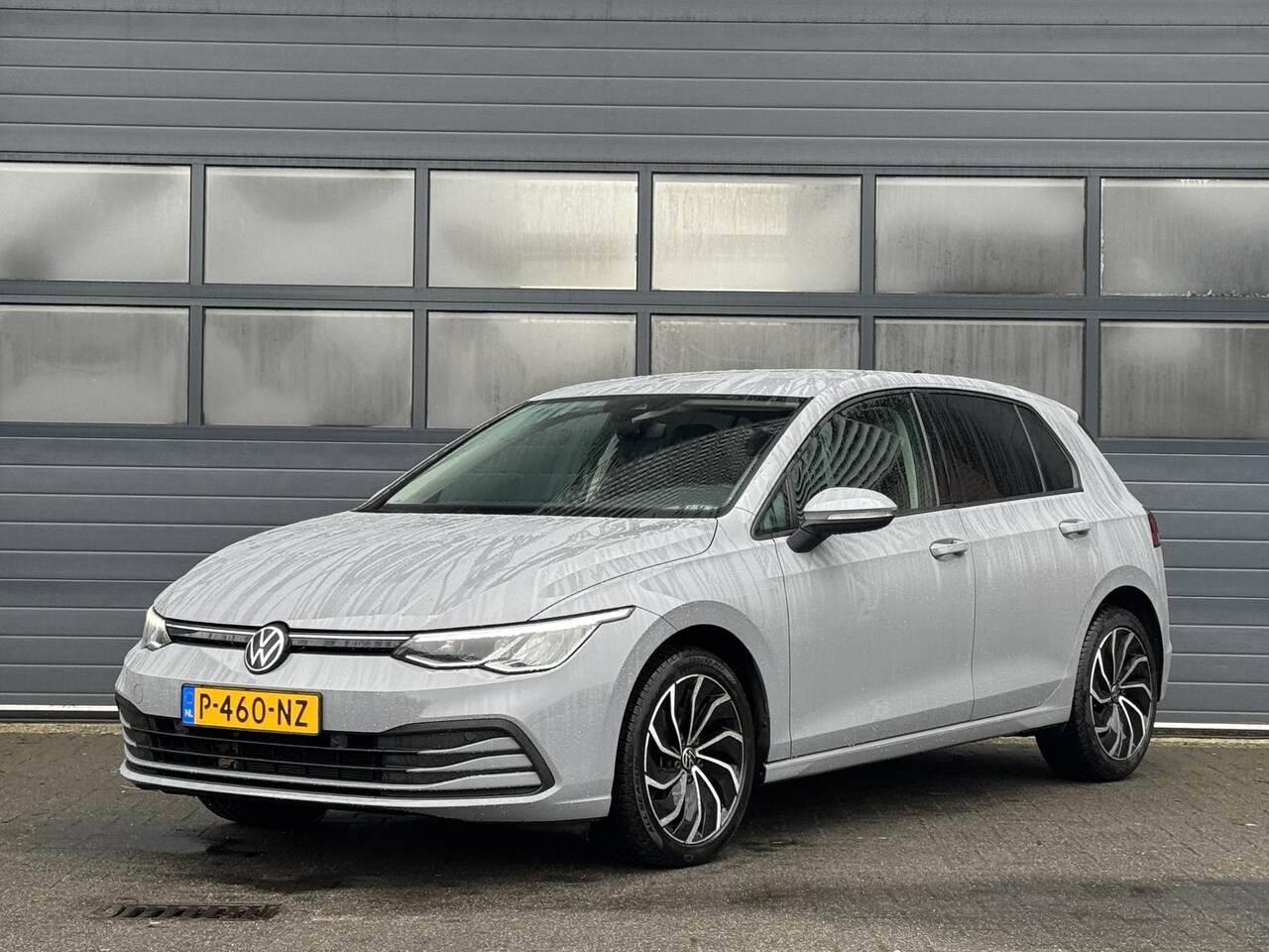 Volkswagen Golf - 1.0 TSI LIFE I ADAPTIVE CRUISE CONTROL I SFEERVERLICHTING I 17" LICHT METALEN VELGEN - AutoWereld.nl