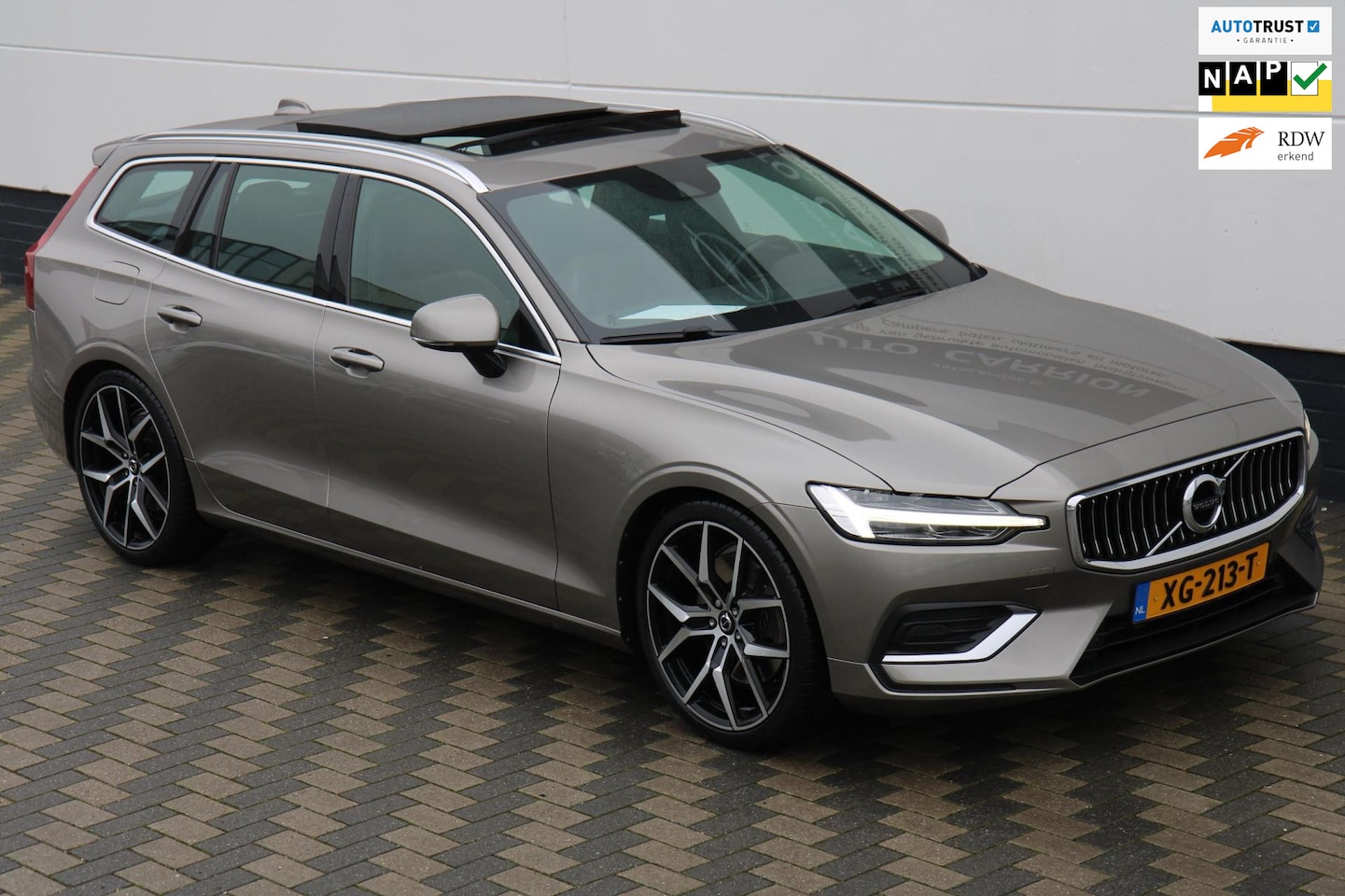 Volvo V60 - 2.0 T5 Inscription Pano Trekhaak Carplay HUD NAP!! - AutoWereld.nl