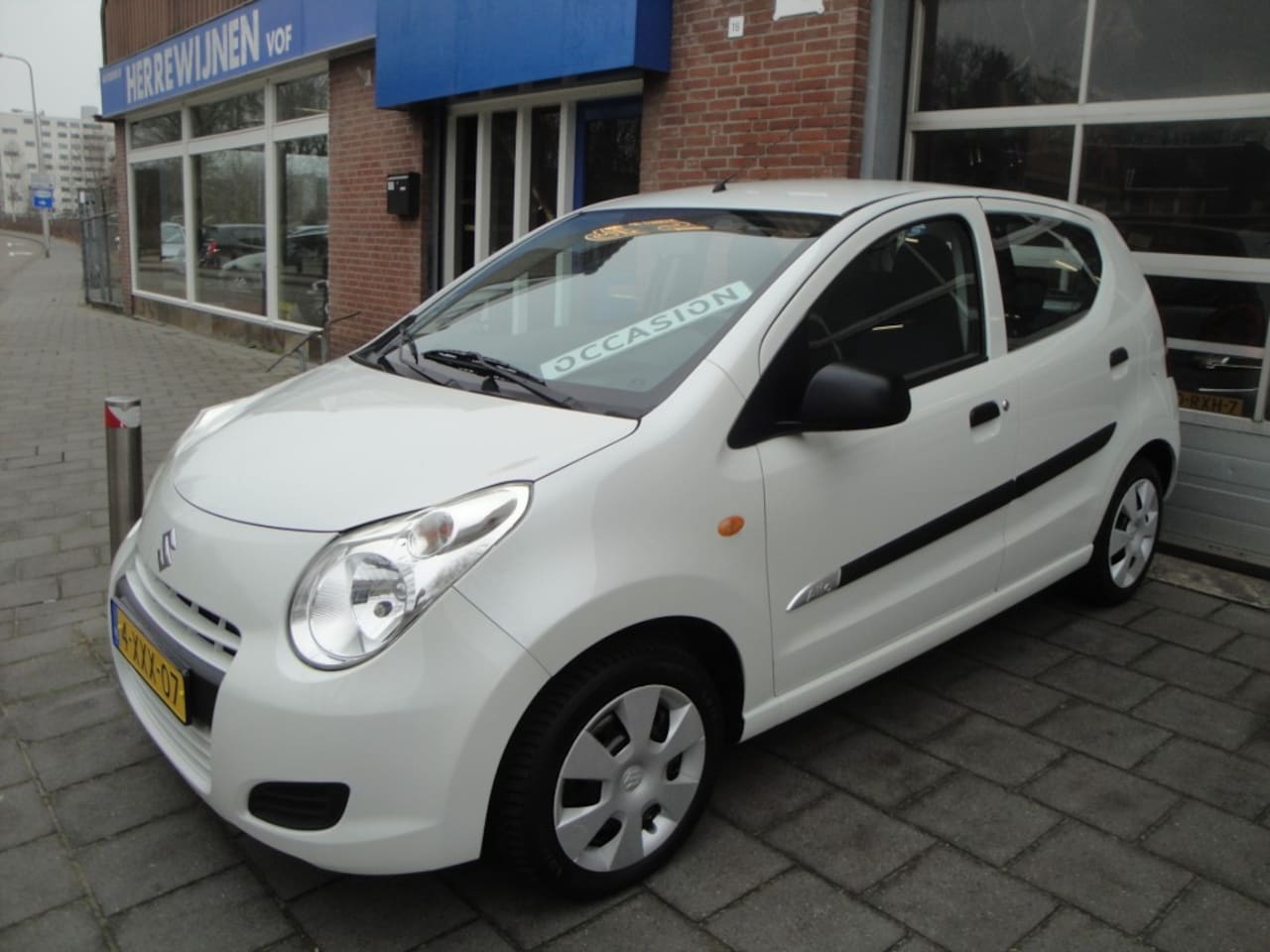 Suzuki Alto - 1.0 5-Drs. Cool Celebration (2015) met o.a. Audio,  Airco, Stootlijsten, etc. - AutoWereld.nl