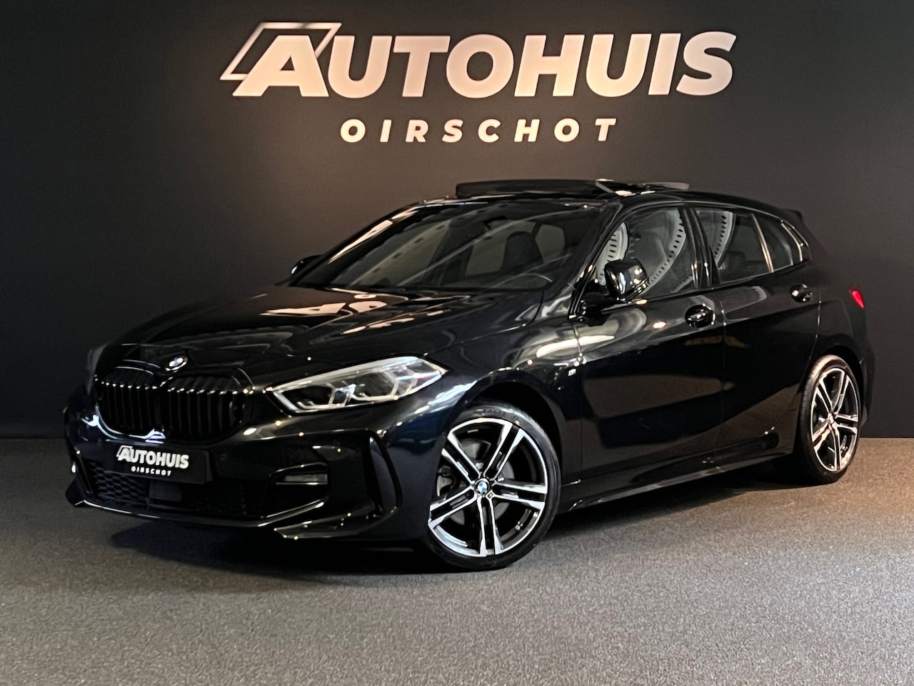 BMW 1-serie - 118i High Executive Edition M Pano/ Lederen M Performance stoelen/ Camera/ 18"/ Stuurverwa - AutoWereld.nl