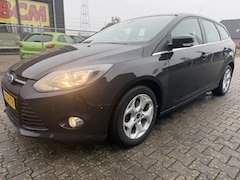 Ford Focus Wagon - 1.0 EcoB. Edit. Plus Navigatie Parkeerhulp enz