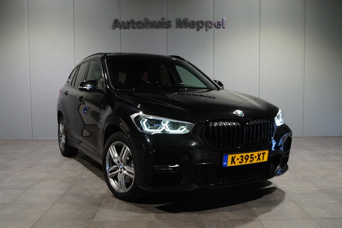 BMW X1 - xDrive20i M-Sport/// | LED | Panoramadak | PDC | Shadow line - AutoWereld.nl