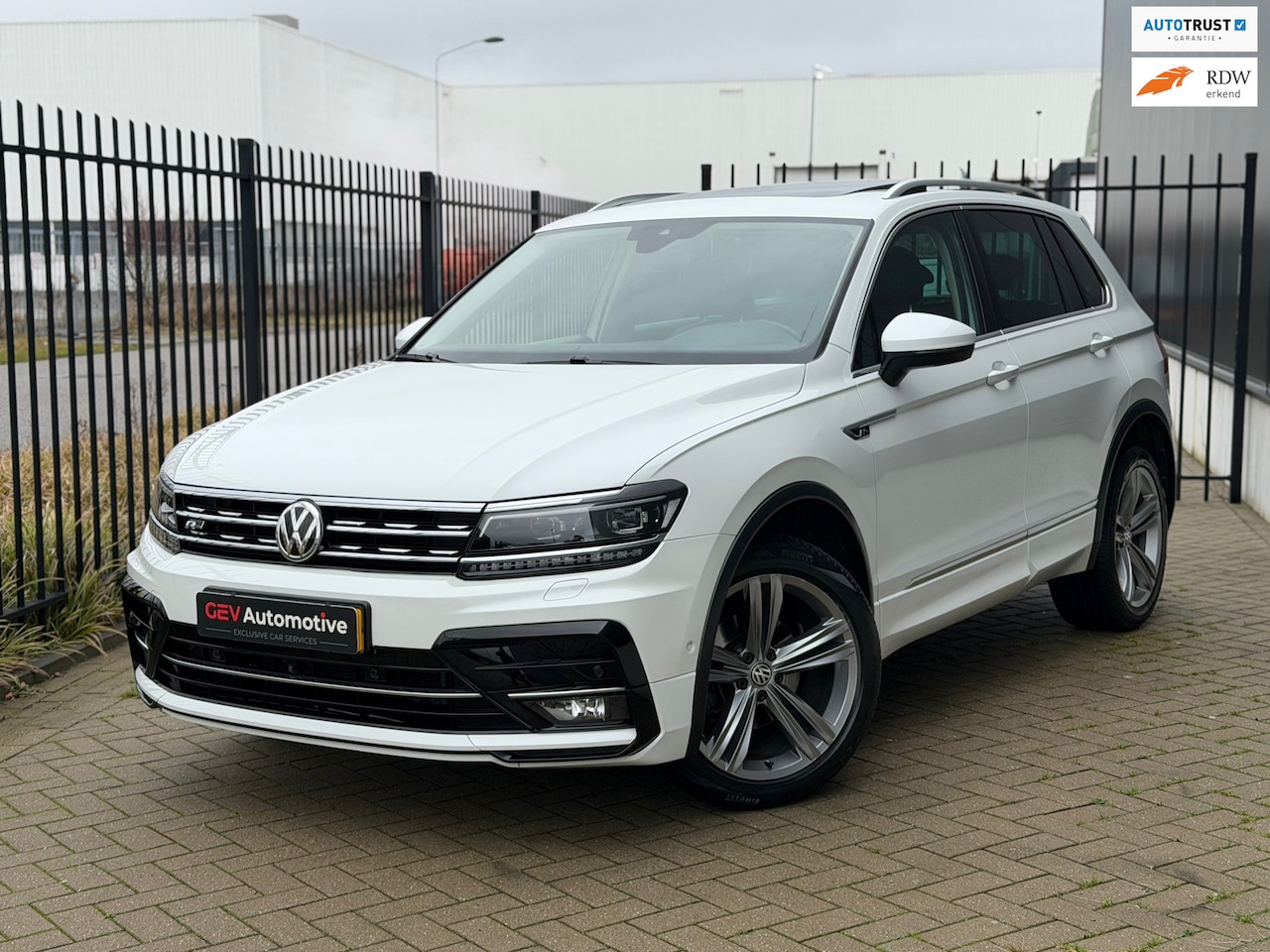 Volkswagen Tiguan - 1.4 TSI 4Motion Highline R-Line Pano Trekhaak Leder Acc Camera Leder - AutoWereld.nl