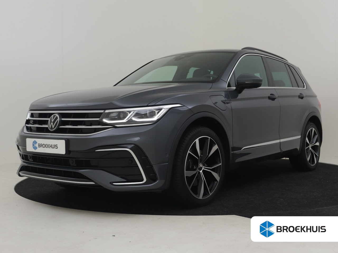 Volkswagen Tiguan - 1.4 TSI eHybrid R-Line Business+ 245pk | Trekhaak | Dodehoekdetectie | Matrix koplampen | - AutoWereld.nl