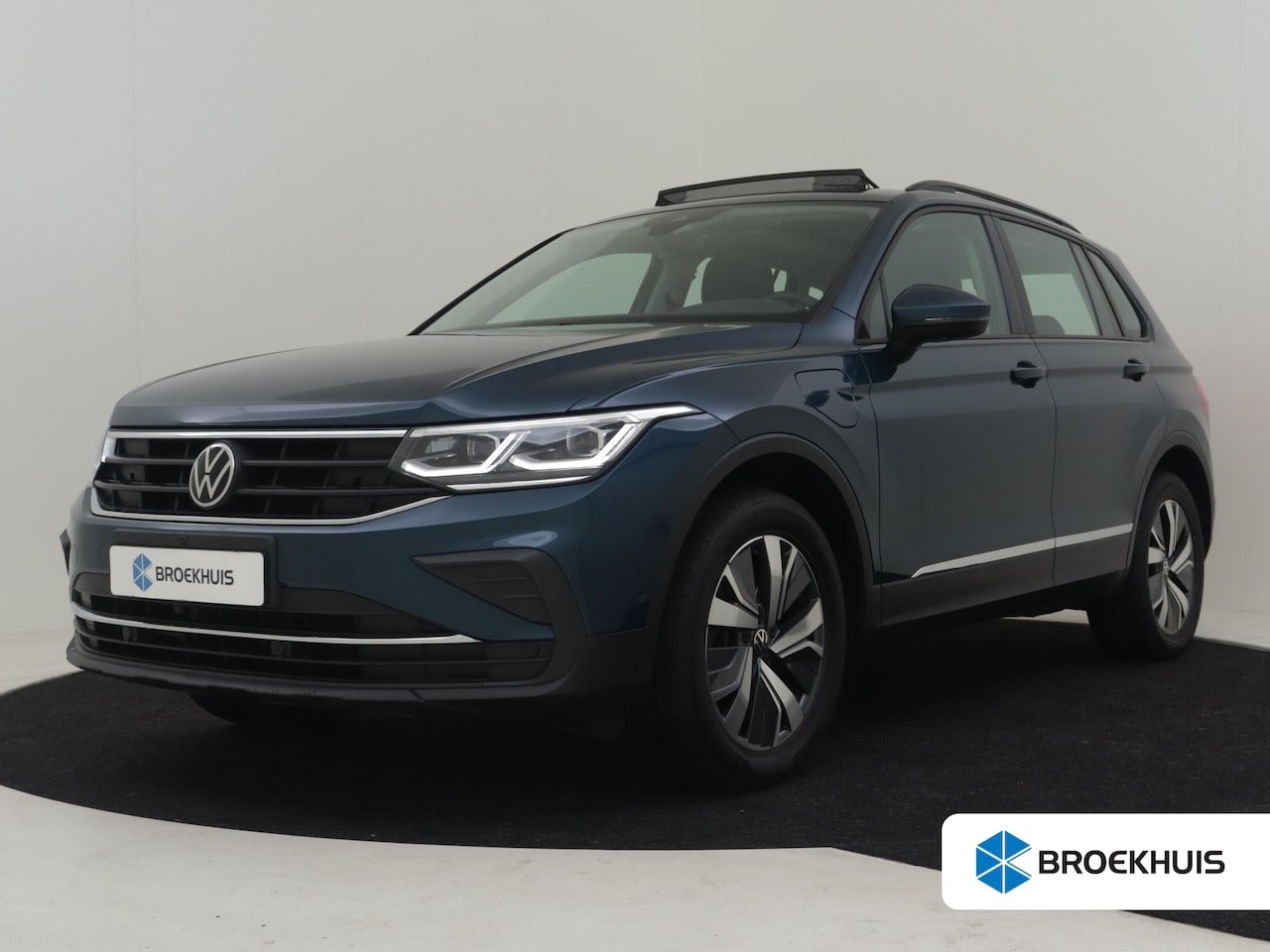 Volkswagen Tiguan - 1.4 TSI eHybrid Business+ 245pk | Glazen Panoramadak | Trekhaak uitklapbaar | Massage stoe - AutoWereld.nl