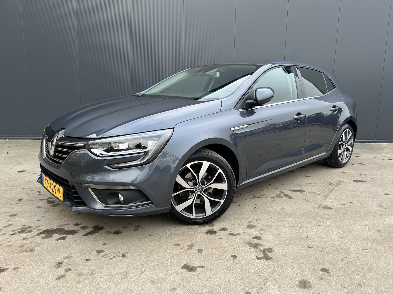 Renault Mégane - 1.2 TCe Bose ADAPT CRUISE HUD CAMERA PARK ASSIST HALF LEER LED NAVI ECC TREKHAAK - AutoWereld.nl