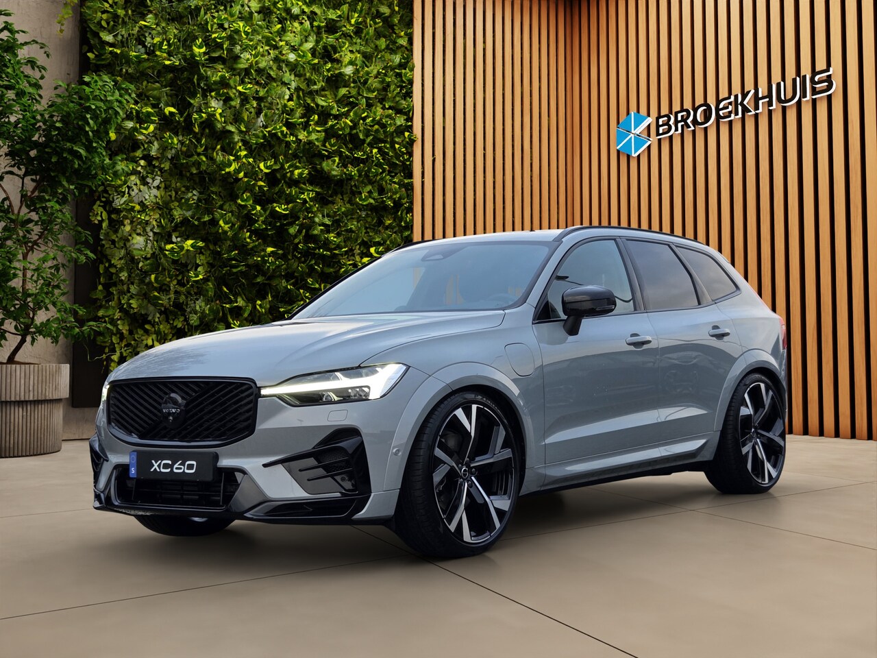 Volvo XC60 - 2.0 T8 455pk Plug-in hybrid AWD Ultra Black Edition HEICO SPORTIV | Luchtvering | Bowers&W - AutoWereld.nl