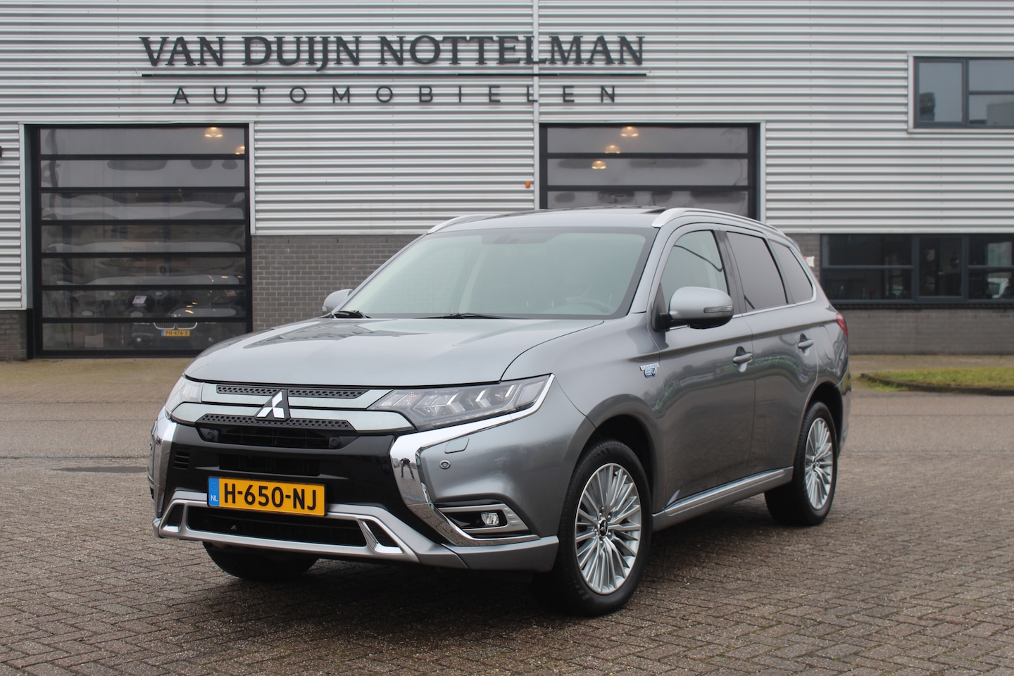 Mitsubishi Outlander - 2.4 PHEV Intense+ / Carplay / Schuifdak / 360 Camera / N.A.P. - AutoWereld.nl