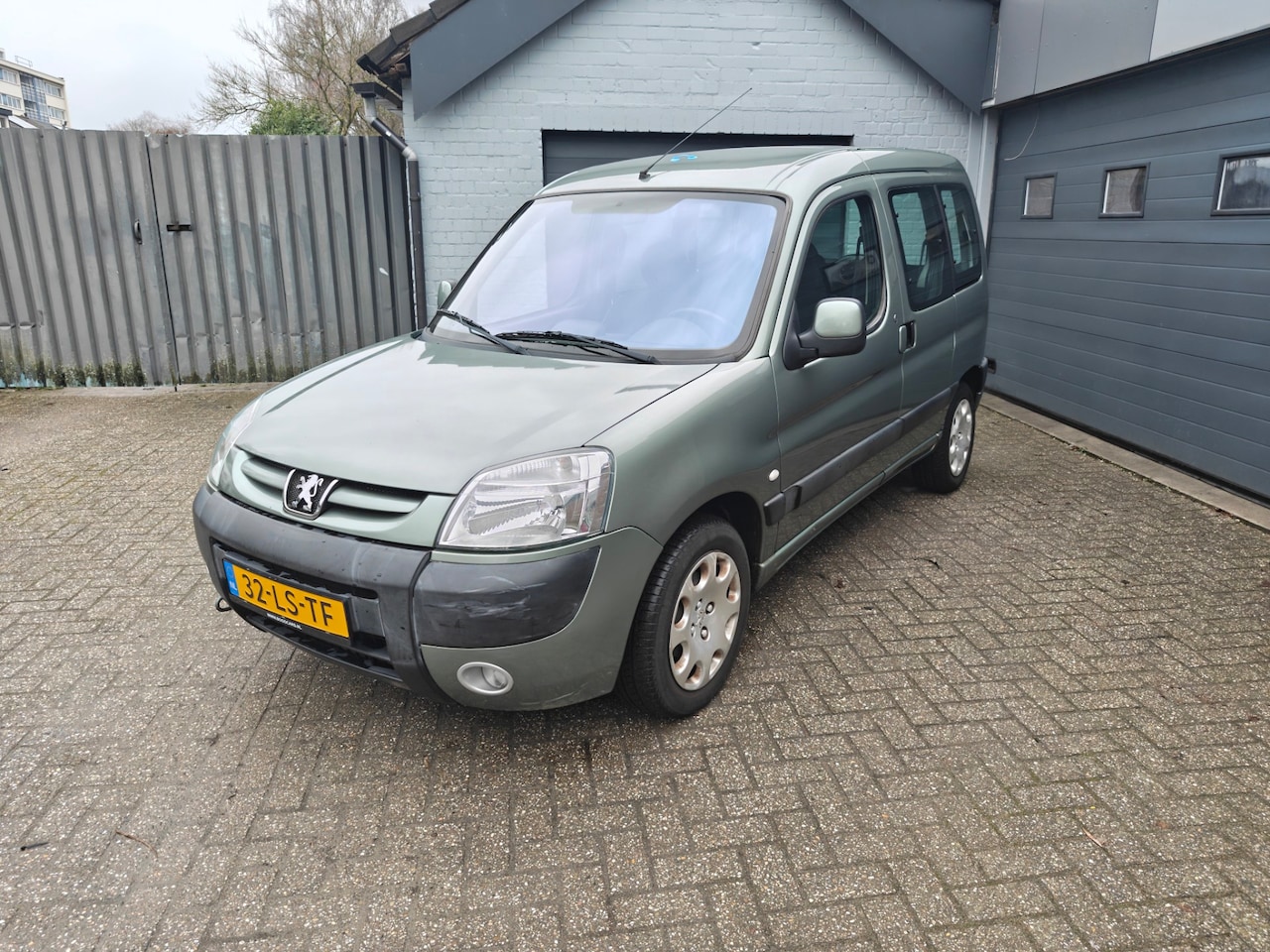 Peugeot Partner MPV - 1.6-16V XT 1.6-16V XT,Airco,Cruise control,Elektrische ramen,Trekhaak,Zeer lage kmst - AutoWereld.nl