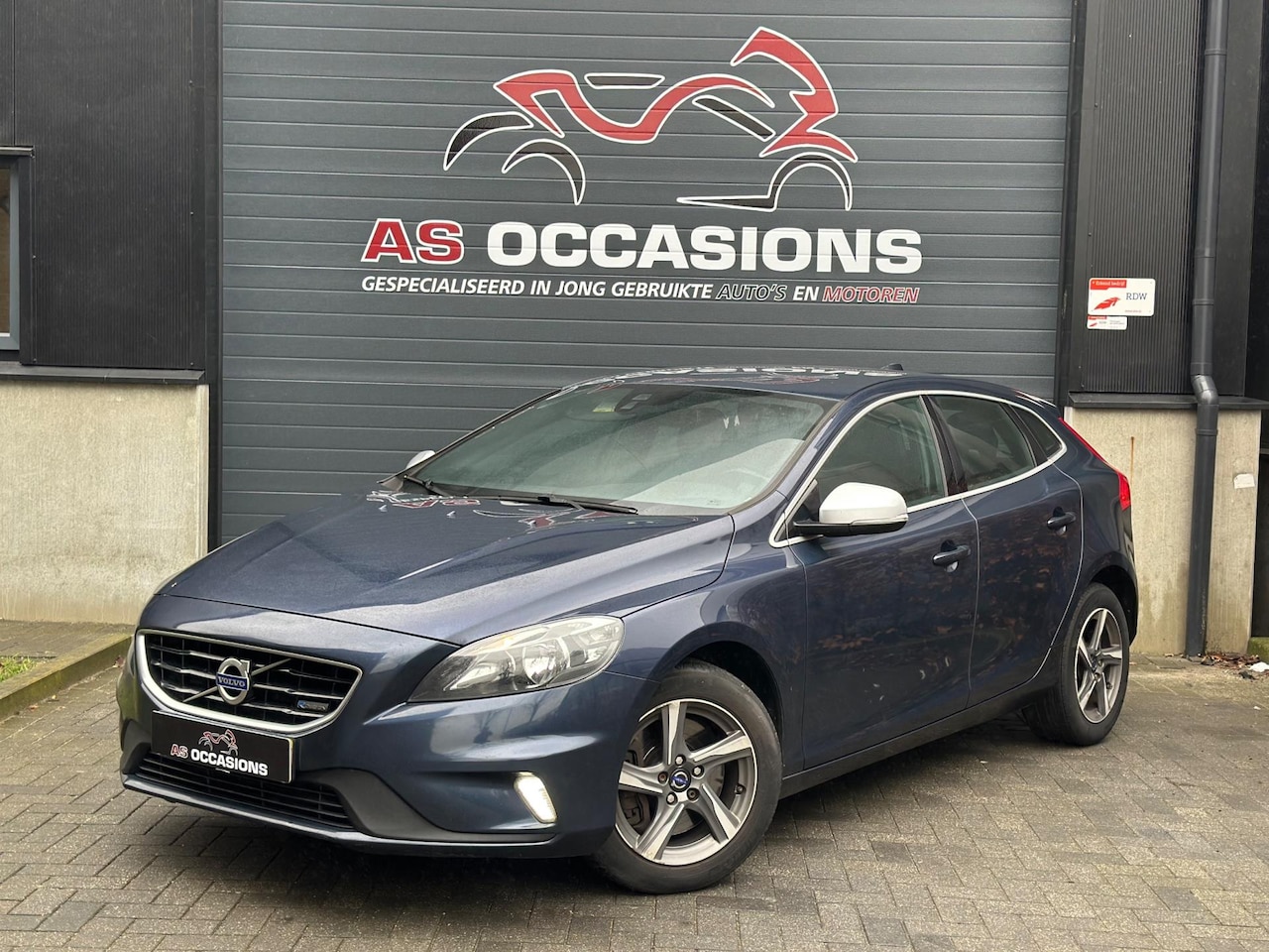 Volvo V40 - 2.0 D4 R-Design BLITS - Airco - Navi - Cruise - AutoWereld.nl