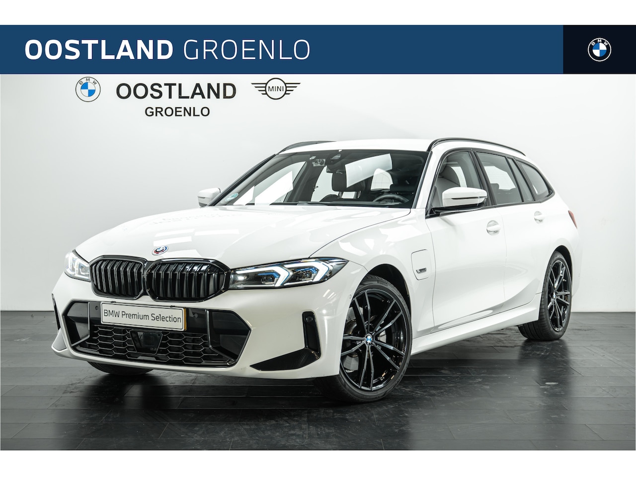 BMW 3-serie Touring - 330e High Executive M Sport Automaat / Sportstoelen / Achteruitrijcamera / Adaptieve LED / - AutoWereld.nl