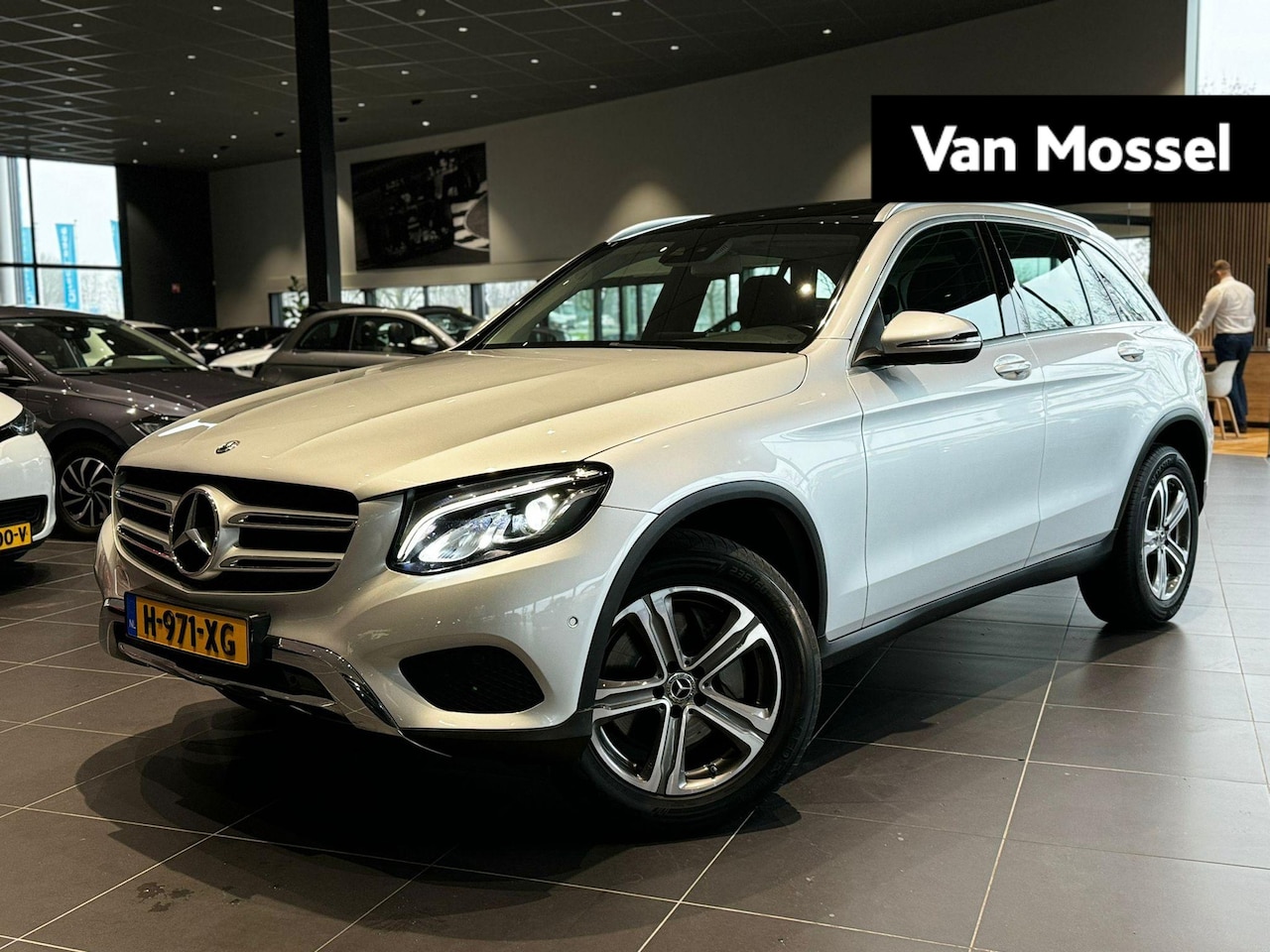 Mercedes-Benz GLC-klasse - 250 4MATIC Premium Plus AUTOMAAT | PANORAMADAK | TREKHAAK | NAVIGATIE | PDC | CRUISE | CLI - AutoWereld.nl