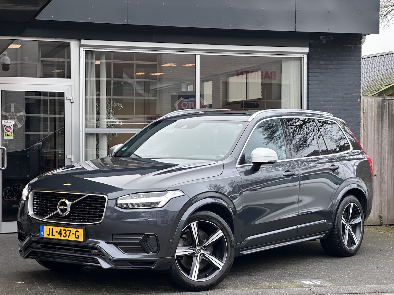 Volvo XC90 - 2.0 T8 Twin Engine AWD R-Design BOWERS & WILKINS / MEMORY / HEAD-UP / PANO / ELEKT TREKHAA - AutoWereld.nl