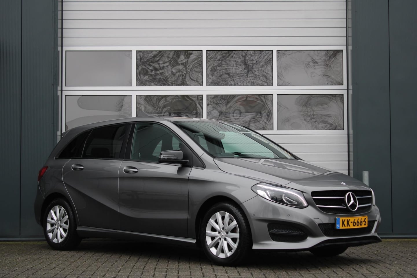 Mercedes-Benz B-klasse - 180 Ambition Automaat Clima/Cruise/PDCv+a/Navi/Bluetooth/LED/Sportstoelen/16"LM/Trekhaak/D - AutoWereld.nl