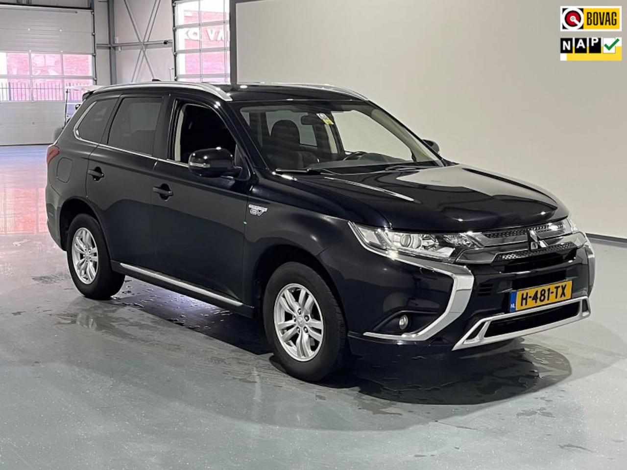 Mitsubishi Outlander - 2.4 PHEV Pure APPLE CARPLAY/VERWARMDE VOORSTOELEN/4X4 - AutoWereld.nl