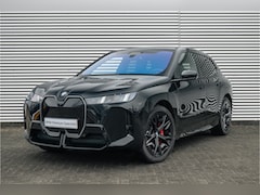 BMW iX - xDrive60 M Sport / Panoramadak Sky Lounge / Trekhaak / M Multifunctionele Stoelen / Parkin