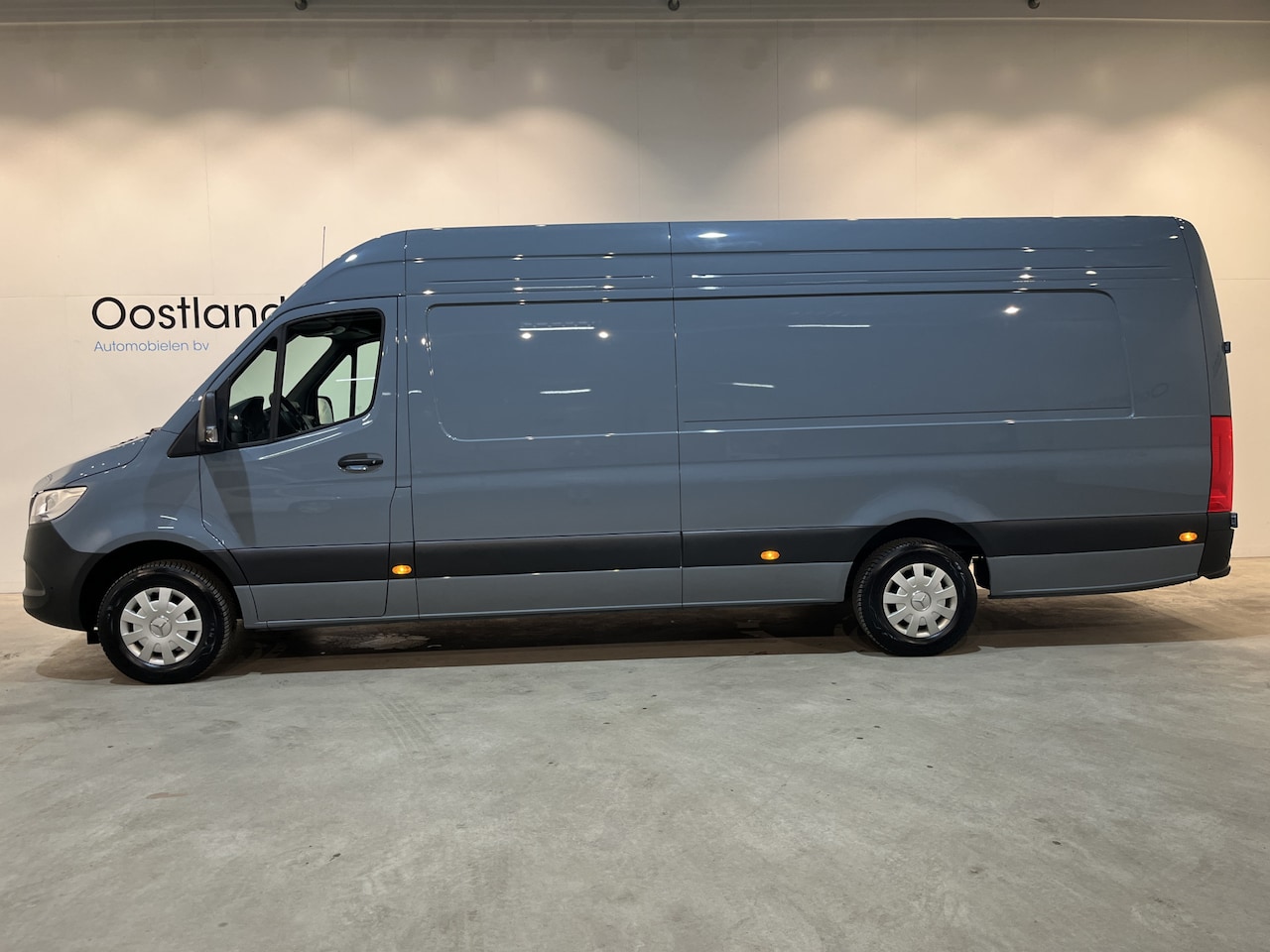 Mercedes-Benz Sprinter - 317 CDI L4H2 RWD Automaat / Luchtvering / Euro 6 / Airco / Camera 360 / CarPlay / MBUX / 3 - AutoWereld.nl