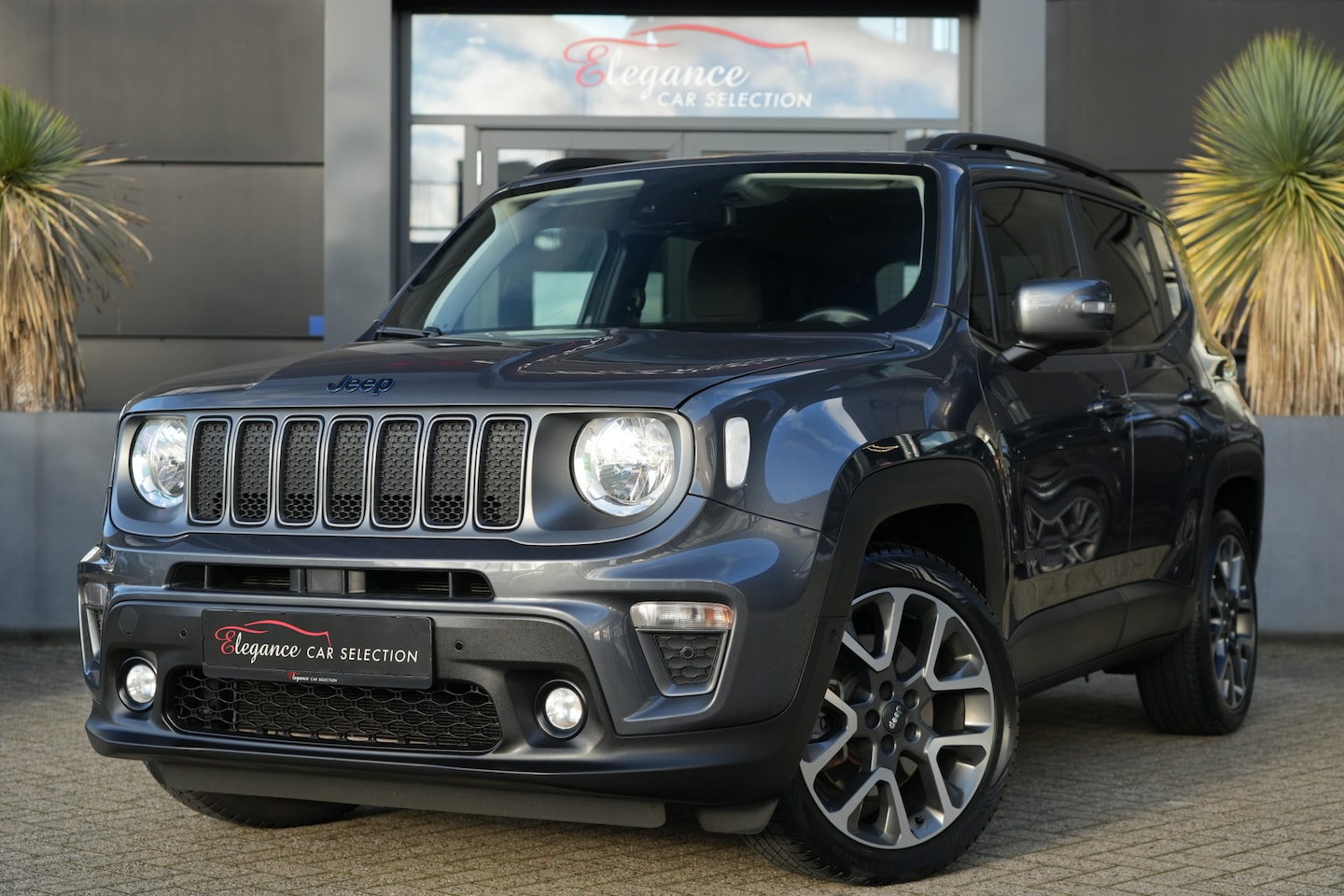 Jeep Renegade - 4xe 240 Plug-in Hybrid Electric S 240pk Navigatie/Stoelverwarming/Camera - AutoWereld.nl