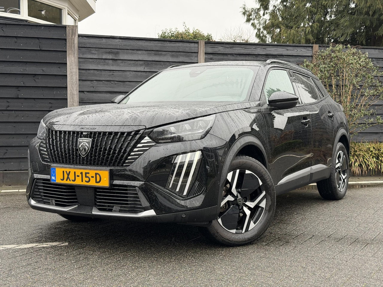 Peugeot 2008 - GT Pack 1.2 PureTech 130PK EAT8 Automaat Navigatie, Camera Voor & Achter, Alcantara, Stoel - AutoWereld.nl