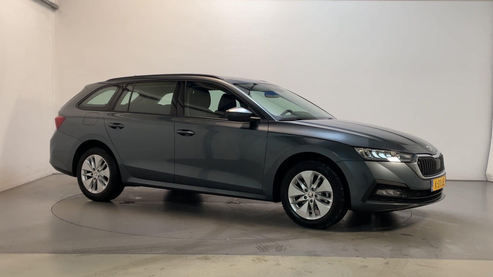 Skoda Octavia Combi - 1.0 e-TSI DSG Business Edition Virtual Cockpit Parkeersensoren Navigatie - AutoWereld.nl