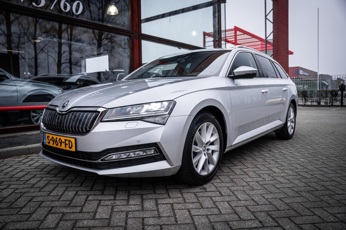 Skoda Superb Combi - 1.4 TSI iV Business Edition Plus | Trekhaak | Memory stoelen | Parkeer hulp | Navigatie | - AutoWereld.nl