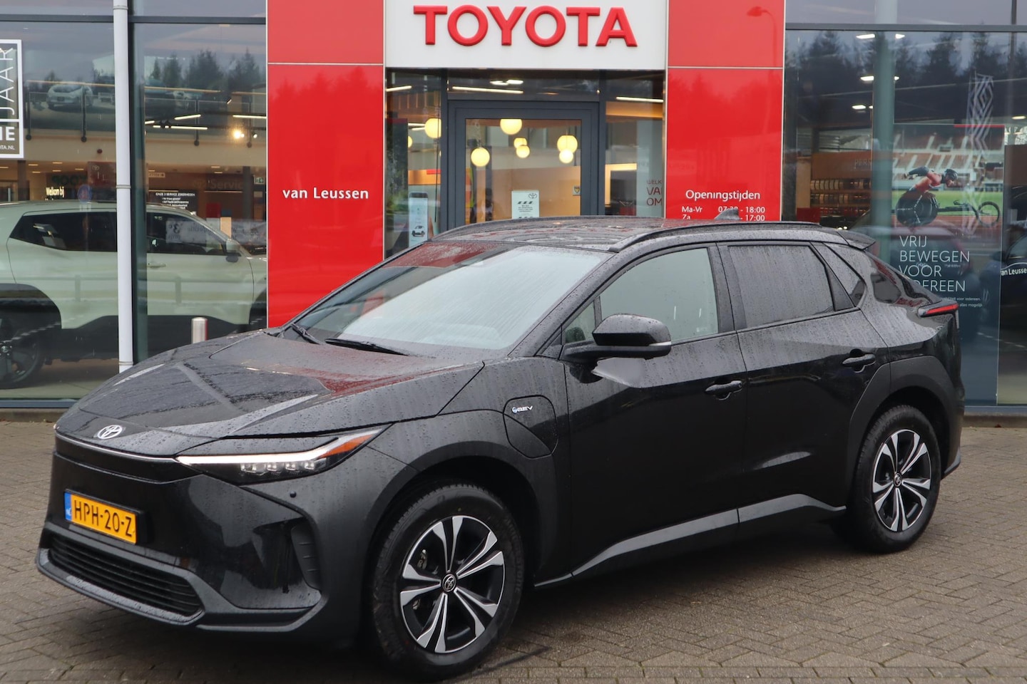 Toyota bZ4X - DYNAMIC 71 kWh 360-CAMERA STUUR/STOELVERW. EL-ACHTERKLEP WARMTEPOMP ANDROID/APPLE NL-AUTO - AutoWereld.nl