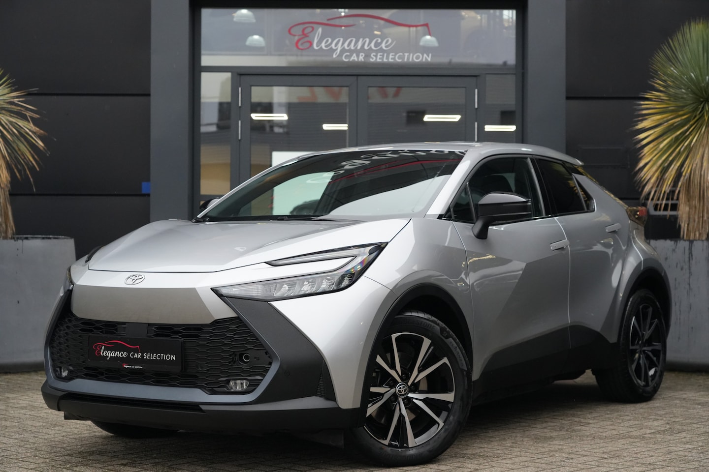 Toyota C-HR - 2.0 Plug-in Hybrid 220 Dynamic 223pk Stoelverwarming/Camera/AppleCarplay - AutoWereld.nl