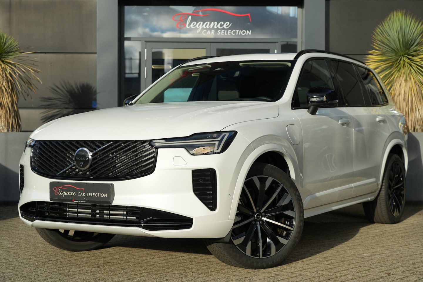 Volvo XC90 - 2.0 T8 Plug-in hybrid AWD Plus Dark 455pk Panoramadak/Stoelverwarming/360Camera - AutoWereld.nl