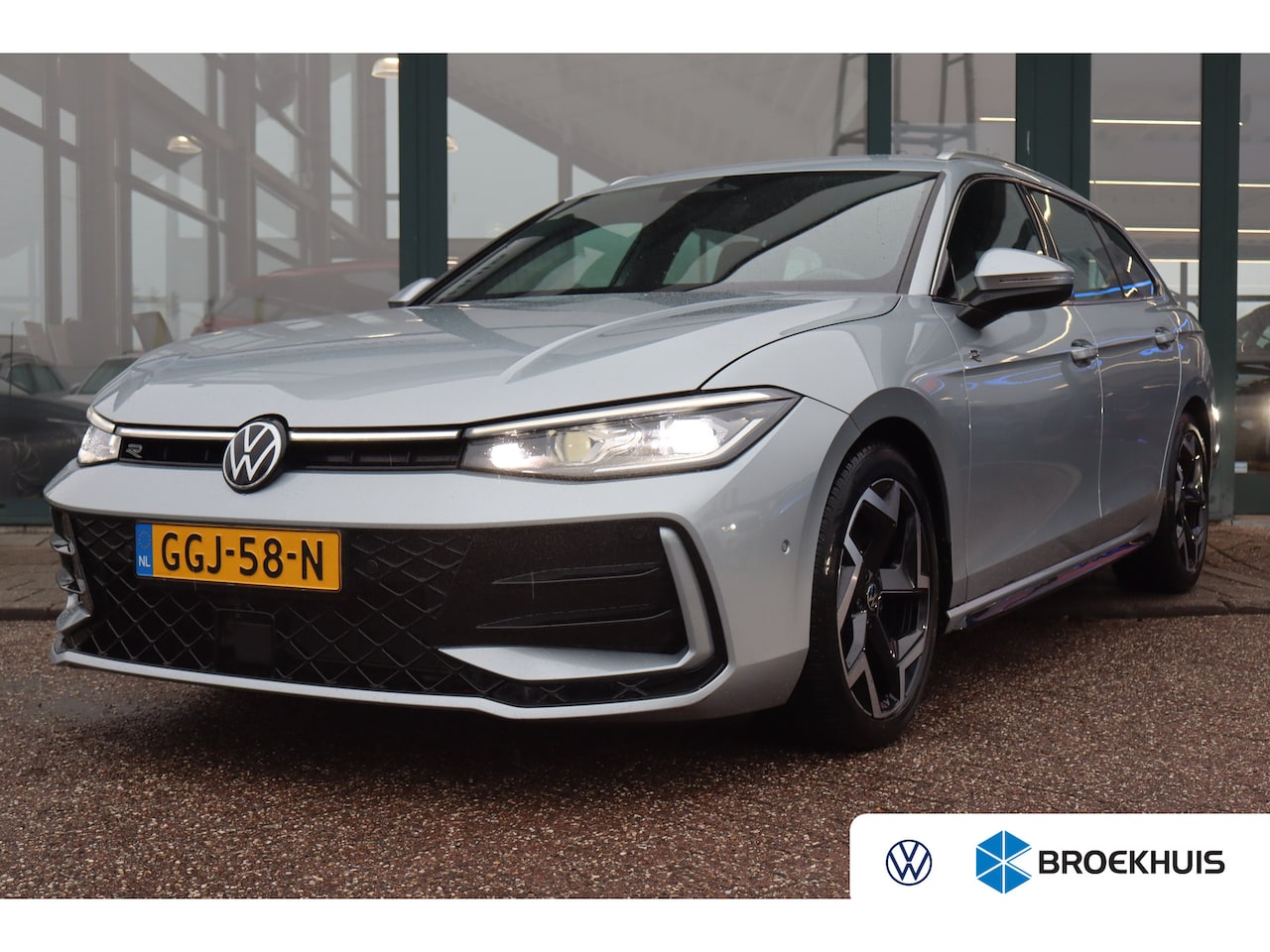 Volkswagen Passat Variant - 1.5 eTSI R-Line Business | Achteruitrijcamera | Hill hold functie | Keyless entry - AutoWereld.nl