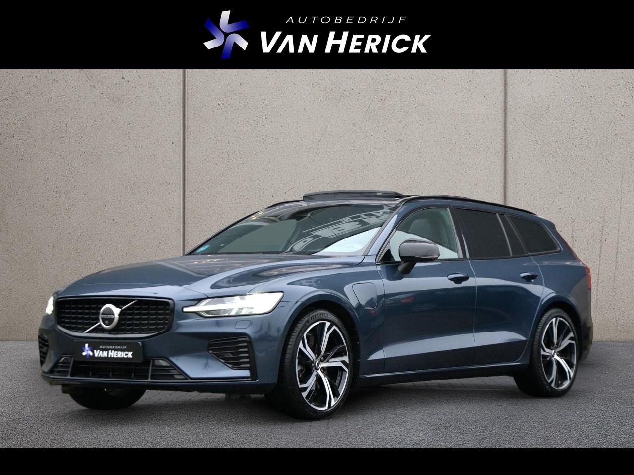 Volvo V60 - 2.0 T6 Plug-in hybrid AWD Plus Dark | R-Design | Panoramadak | Trekhaak - AutoWereld.nl