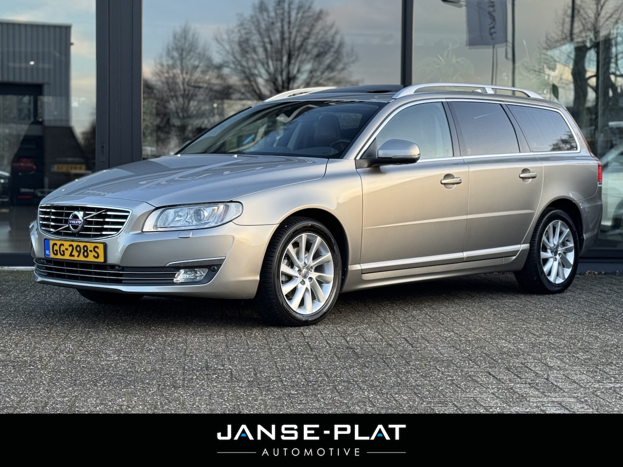Volvo V70 - 2.0 D4 AUT Inscription Schuifdak | Trekhaak | Adaptive Cruis - AutoWereld.nl
