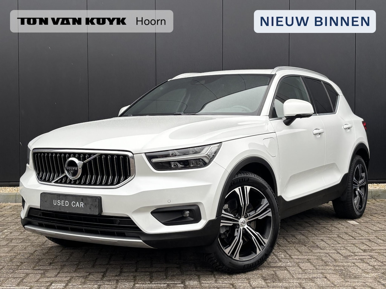 Volvo XC40 - 1.5 T5 Recharge R-Design / Leder / 360 camera / Pan. dak / Trekhaak / Allseason / Elekt st - AutoWereld.nl