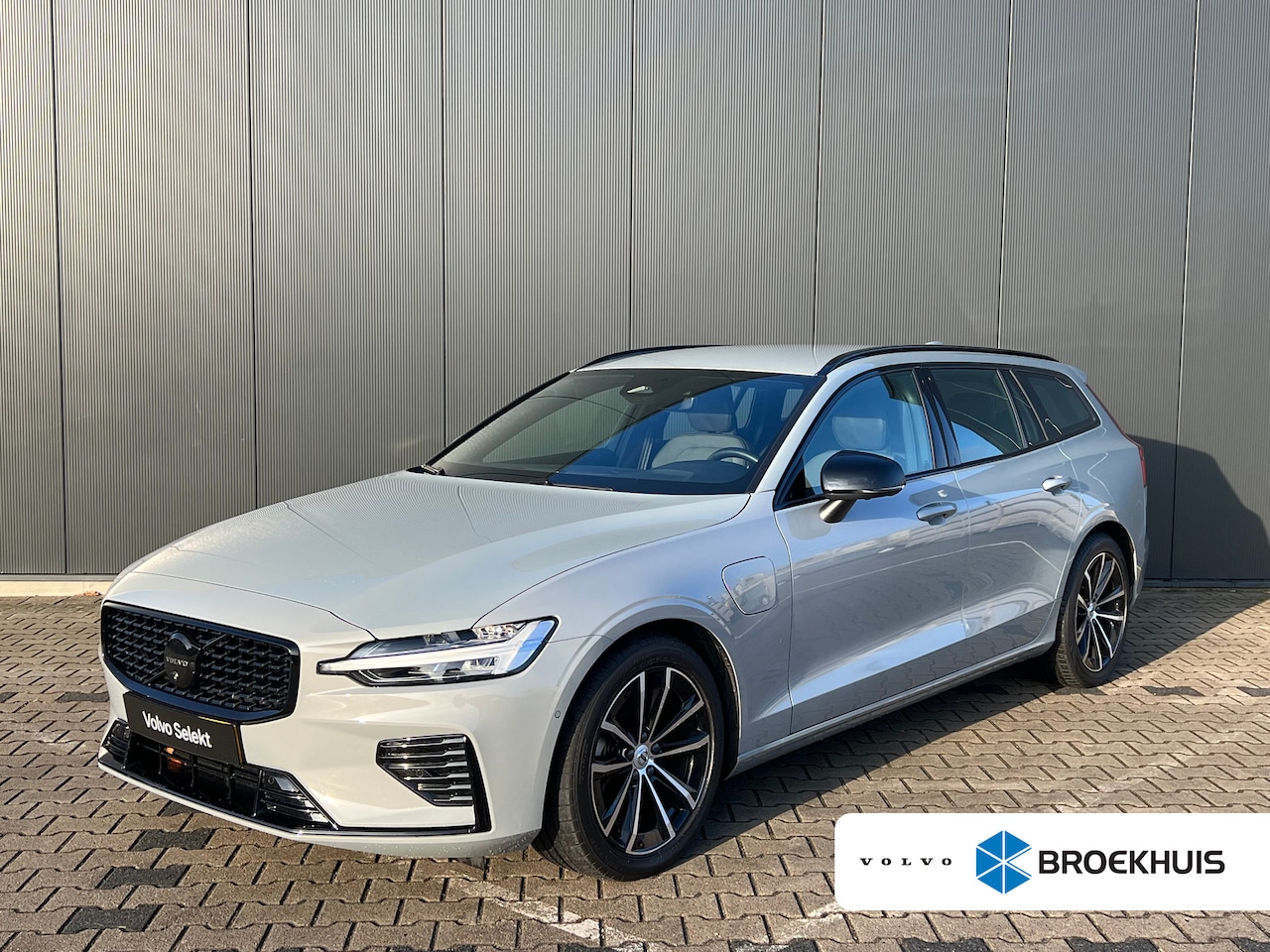 Volvo V60 - T6 Plug-in hybrid AWD Plus Dark | Trekhaak | Harman/Kardon | Verwarmbare Stoelen / Stuurwi - AutoWereld.nl