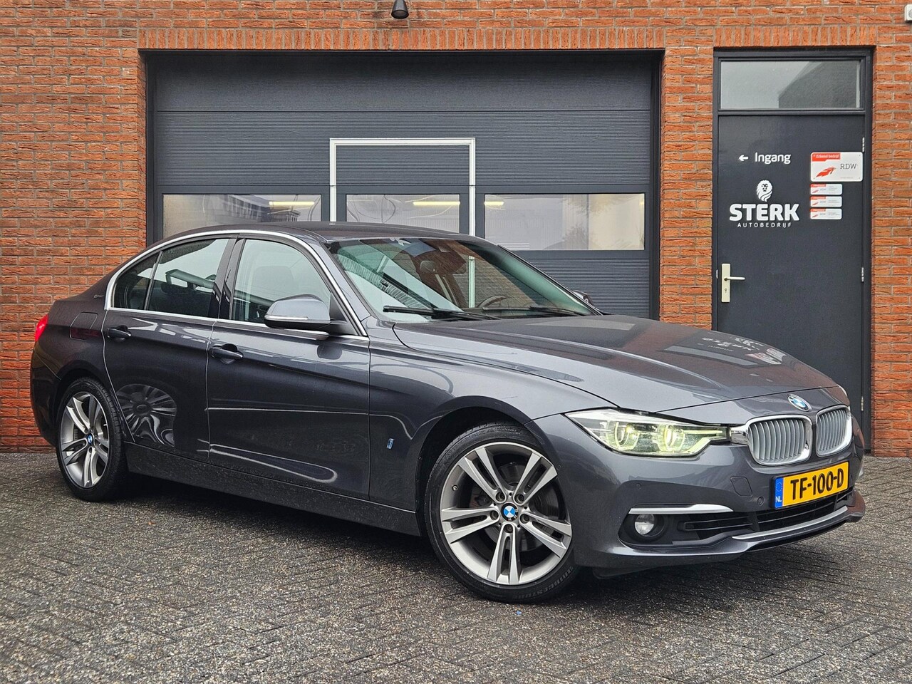 BMW 3-serie - 330e Luxury Edition 18" Leer LED Camera - AutoWereld.nl