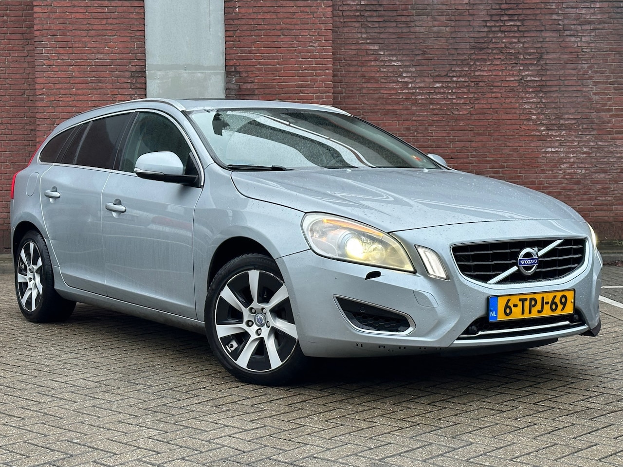 Volvo V60 - 2.4 D6 AWD Plug-In Hybrid Pure Limited|5 CIL!|FULL-OPTIONS|GOED-ONDERHOUDEN - AutoWereld.nl