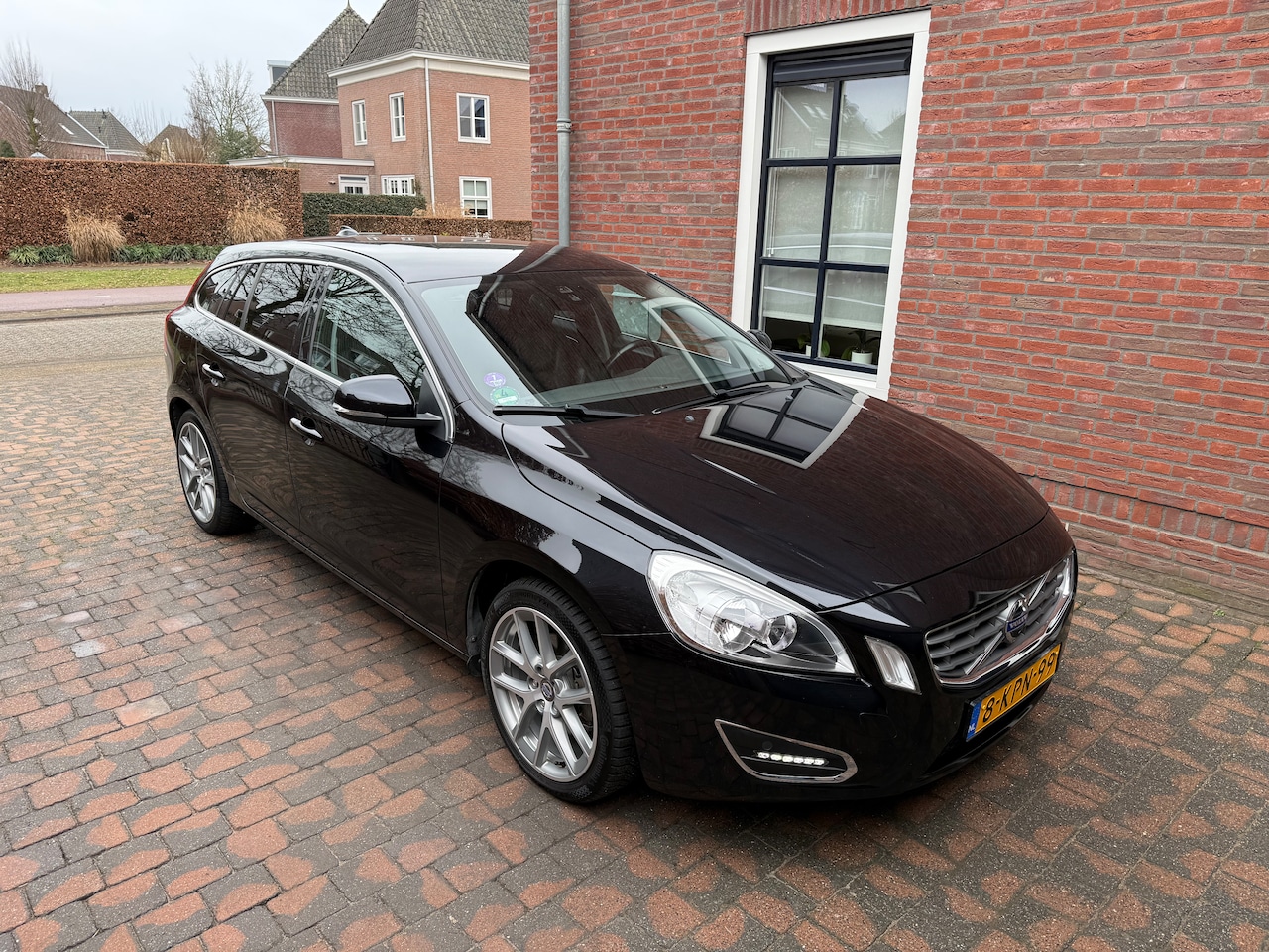 Volvo V60 - 1.6 T3 Momentum Leer Carplay/Android-Auto Camera vóór- en achter 18" All-season Origeel NL - AutoWereld.nl