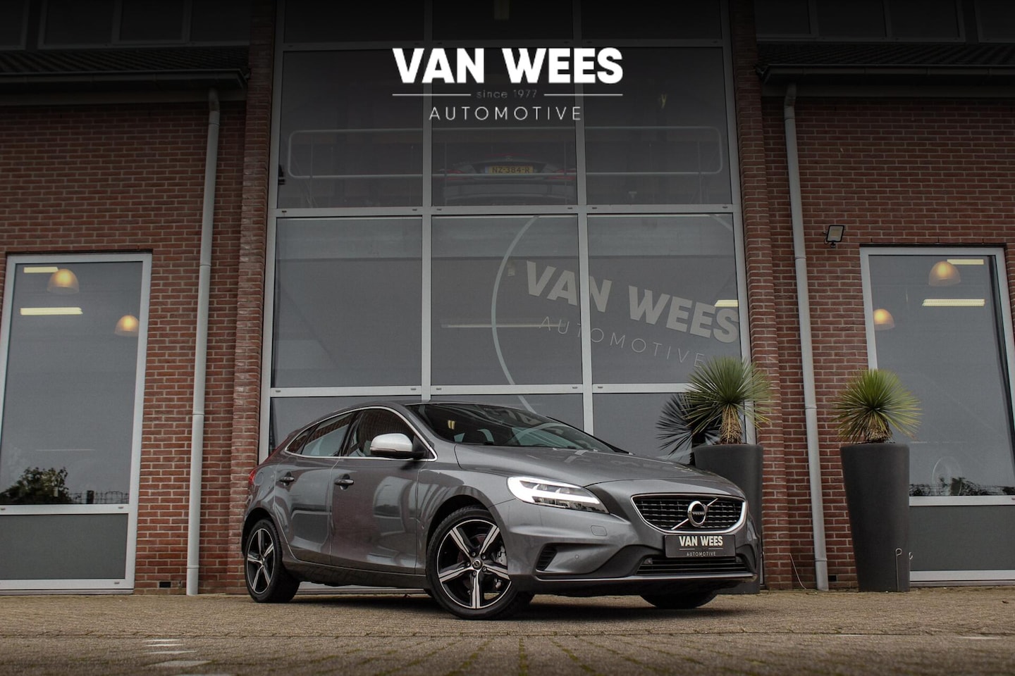 Volvo V40 - 2.0 T2 R-Design Facelift | 2e eigenaar | LED | Navigatie | 17 inch | Climate control | Alc - AutoWereld.nl