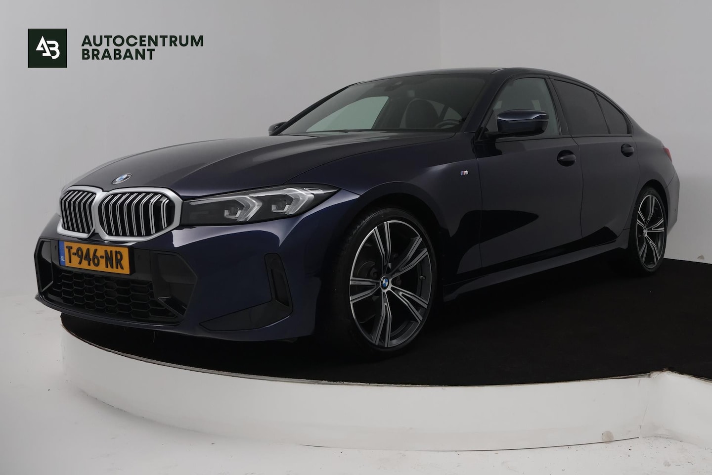 BMW 3-serie - 318i (STOELVERWARMING, STUURVERWARMING, ACHTERUITRIJCAMERA, PARKEERSENSOREN, NAVIGATIE) - AutoWereld.nl