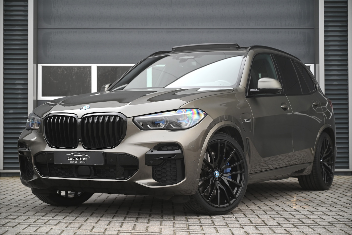 BMW X5 - xDrive45e M-SPORT / SKYLOUNGE PANO / INDIVIDUAL LEDER / MASSAGE / LASER / HUD / TREKHAAK / - AutoWereld.nl