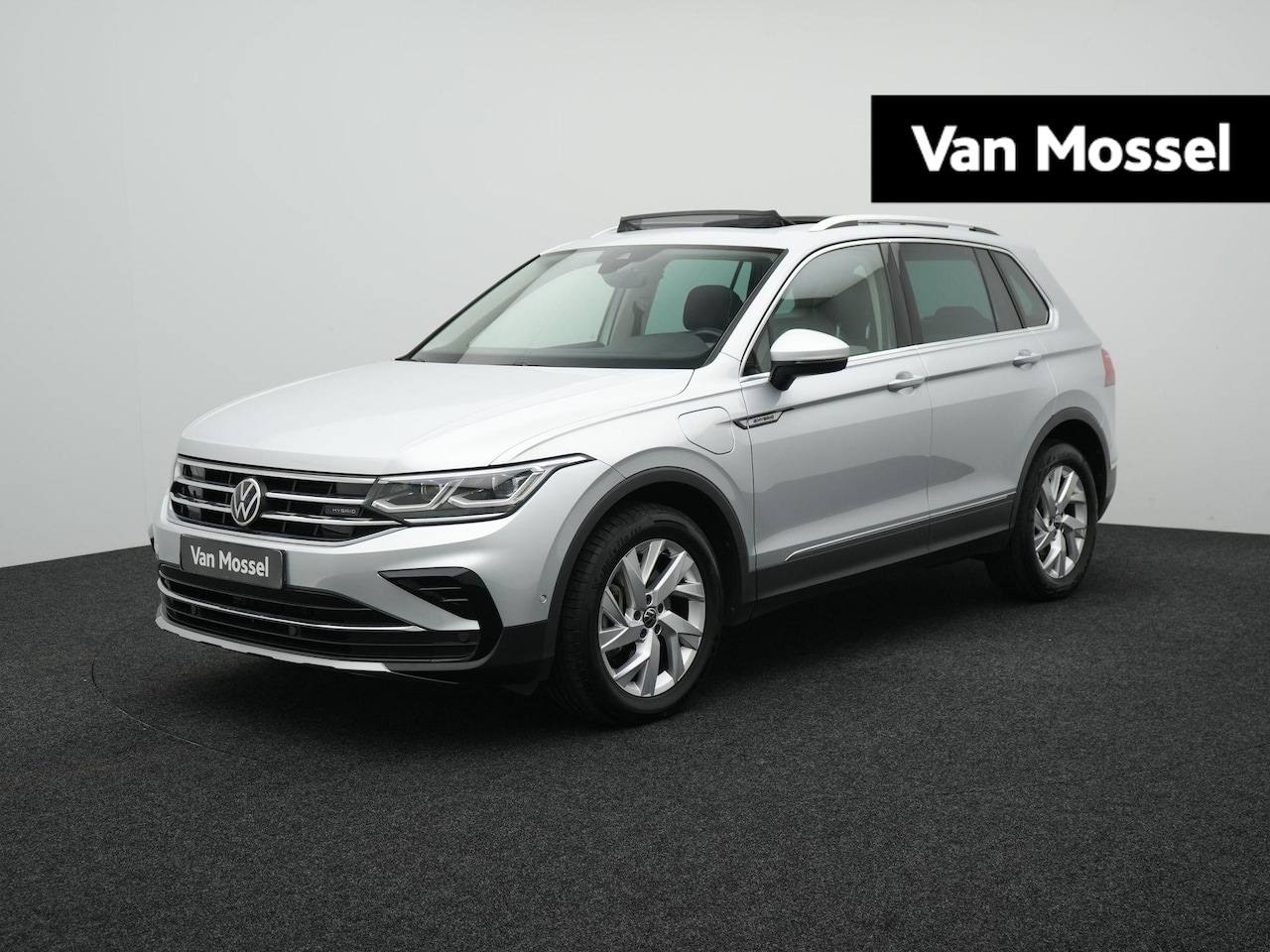 Volkswagen Tiguan - 1.4 TSI eHybrid Elegance AUTOMAAT | PANORAMADAK | NAVIGATIE | CAMERA | APPLE CARPLAY | ADA - AutoWereld.nl