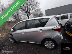Toyota Verso S - onderdelen / schadevoertuig (Duits)