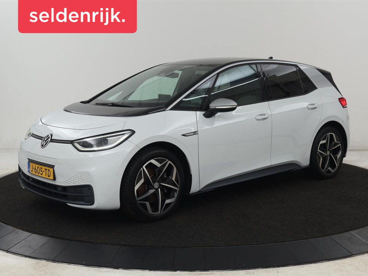 Volkswagen ID.3 - First Plus 58 kWh | Stoel & stuurverwarming | Camera | Adaptive cruise | Sfeerverlichting - AutoWereld.nl
