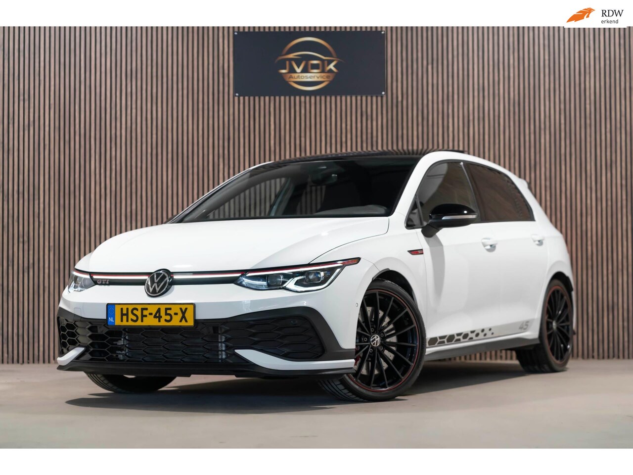 Volkswagen Golf - 2.0 TSI GTI 45 JAHRE EDITION AKRAPOVIC DSG PANO CAMERA 2022 - AutoWereld.nl