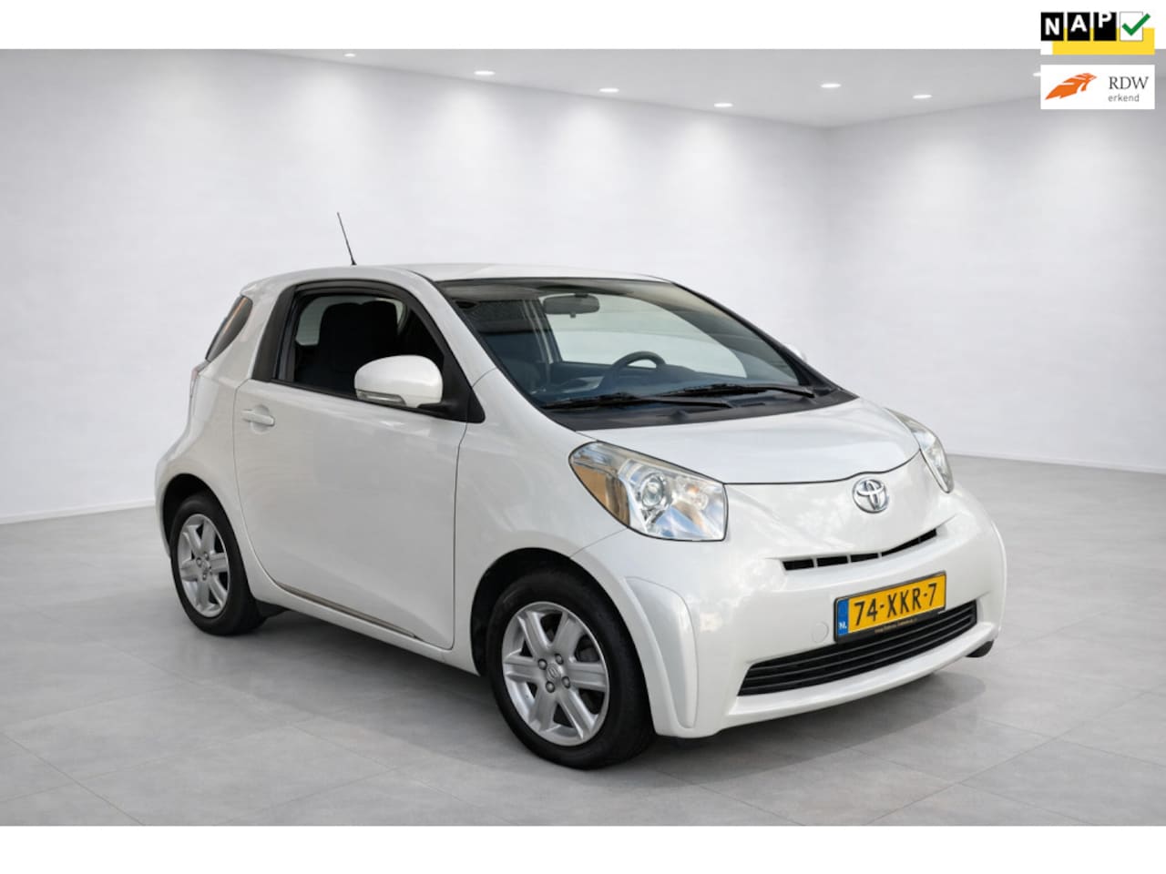 Toyota iQ - 1.0 VVTi Comfort 1.0 VVTi Comfort, airco, lichtmetaal, apk, nap, automaat, stadsauto, inruil mogelijk. - AutoWereld.nl