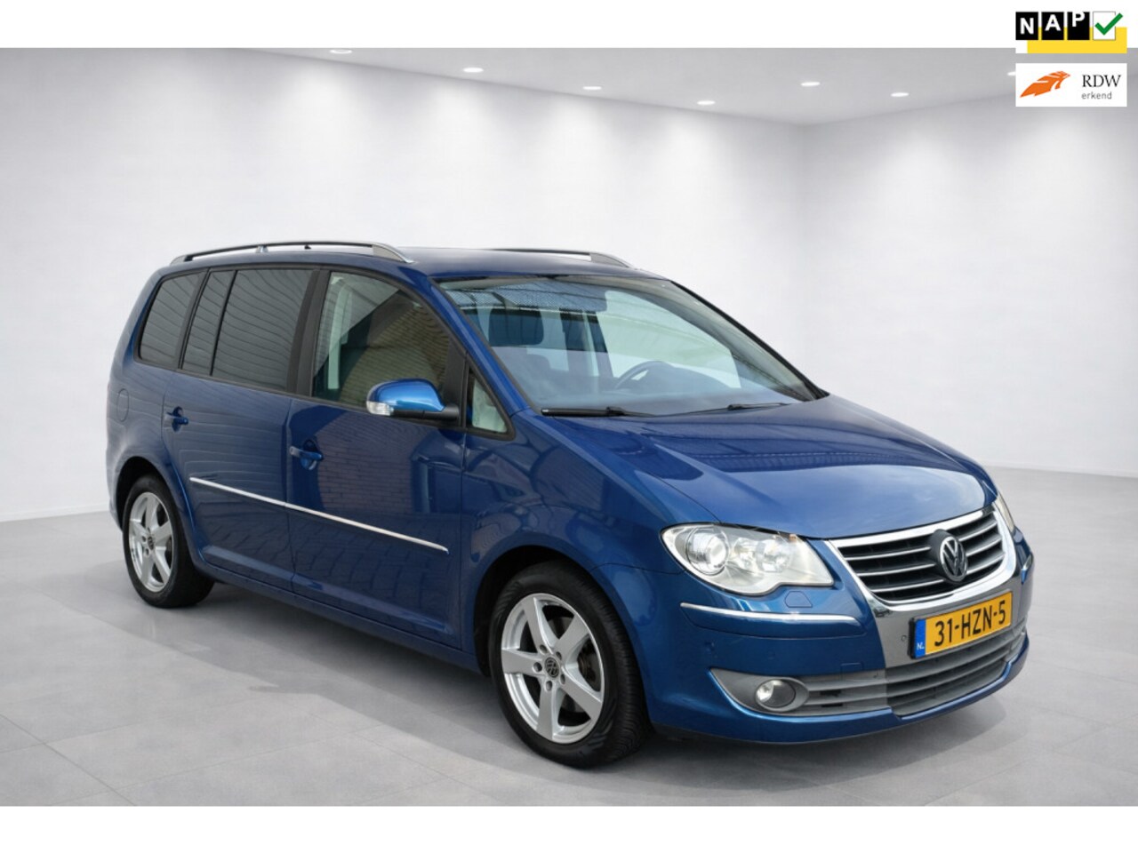 Volkswagen Touran - 1.4 TSI Highline 1.4 TSI Highline, climat control, pdc, apk, nap, trekhaak, automaat, portable tv, all seas - AutoWereld.nl